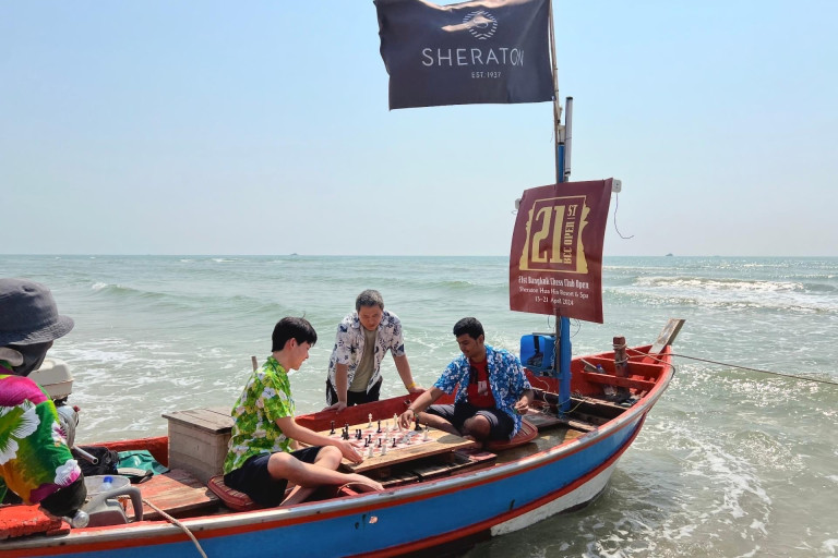 华欣喜来登酒店通过“沙滩下棋”活动，在沙滩上下棋，凸显旅游亮点。