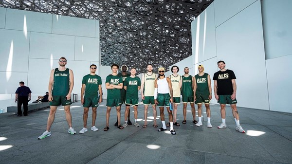 澳大利亚篮球队参观阿布扎比卢浮宫博物馆